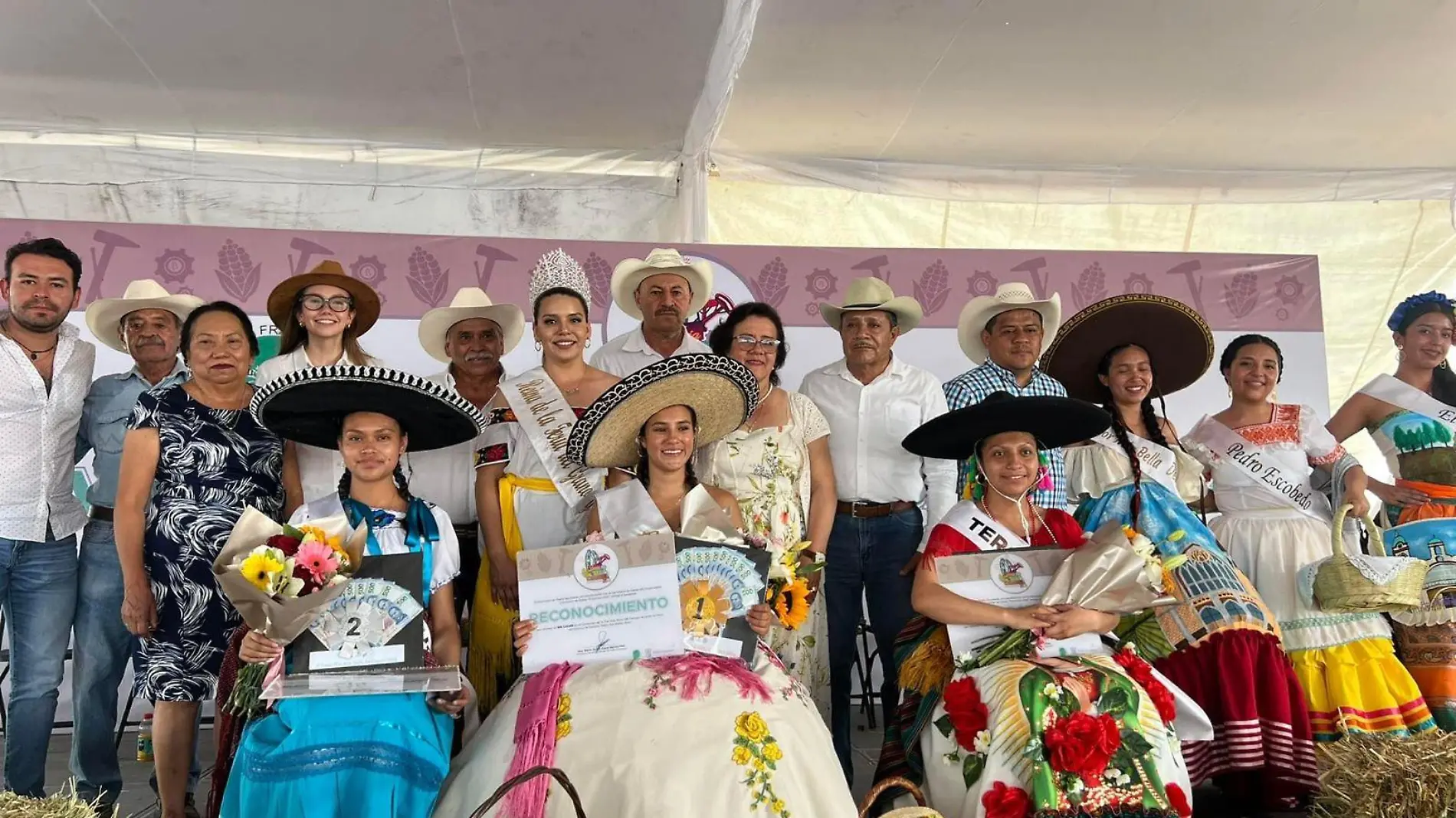 FOTO PRINCIPAL SJR Los tres primeros lugares del certamen junto con las participantes